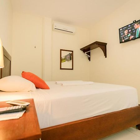 Hotel Mediterraneo Inn Santa Rosa de Lima Exteriör bild
