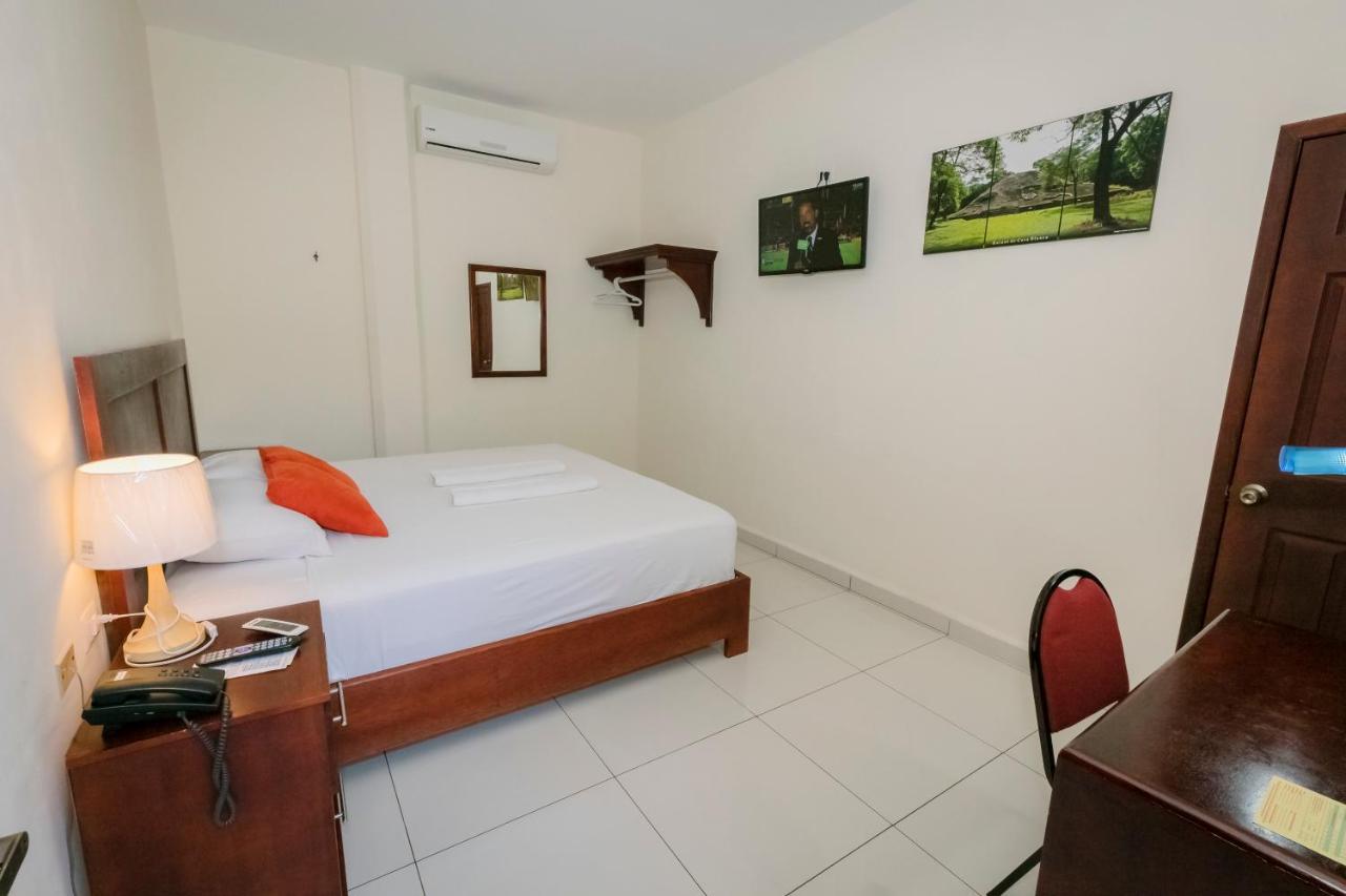 Hotel Mediterraneo Inn Santa Rosa de Lima Exteriör bild