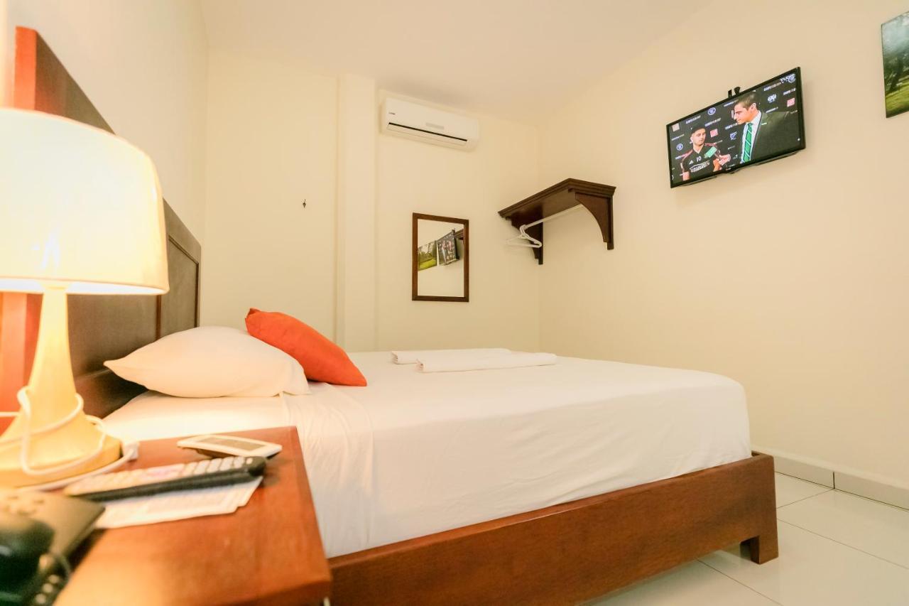 Hotel Mediterraneo Inn Santa Rosa de Lima Exteriör bild