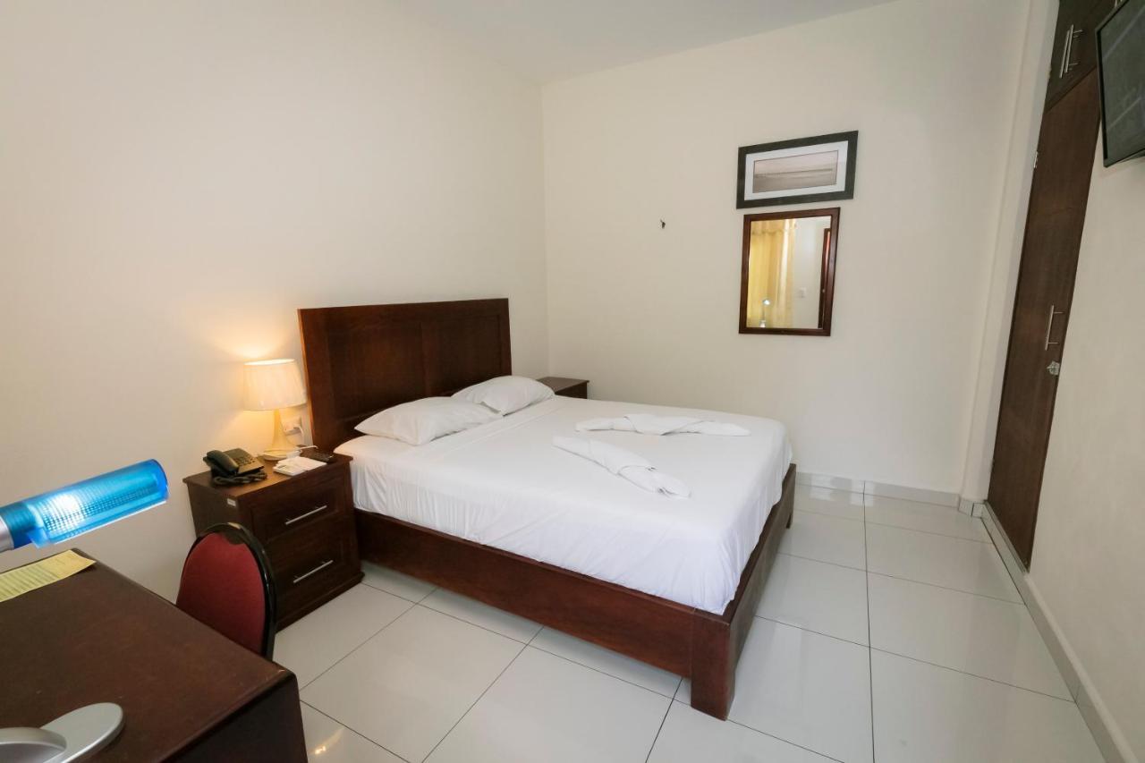 Hotel Mediterraneo Inn Santa Rosa de Lima Exteriör bild